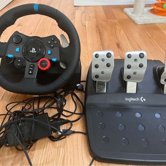 Logitech G29 Driving Force Racing Wheel and Pedals for PlayStation 4/5/PC - Picture 2 of 4